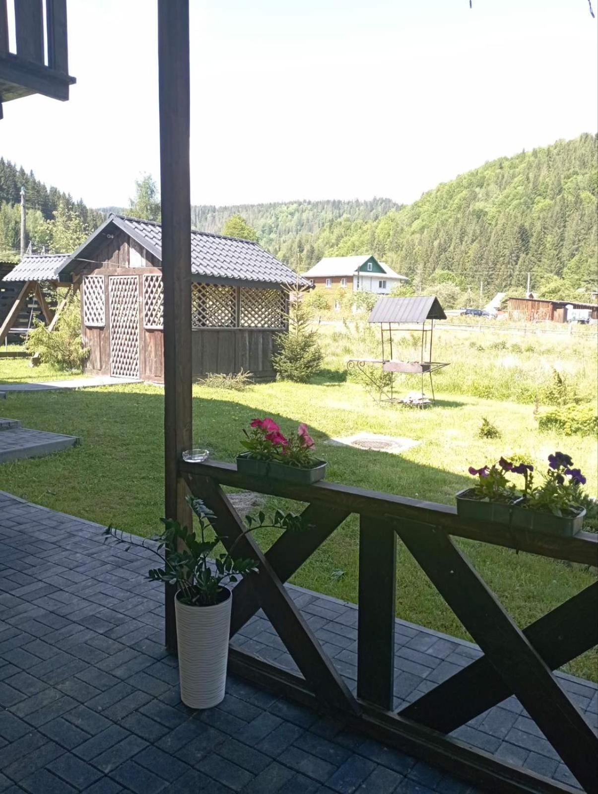 Country house U Anastasii I Sofii Bilya Richki Mykulychyn